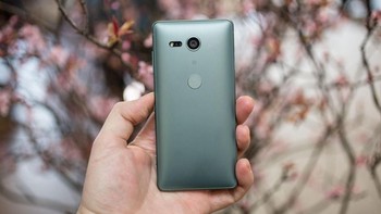 Sedangkan Xperia XZ2 Compact memiliki kamera yang sedikit berada di atas, dan posisi lampu flash bergeser ke sisi kanan ponsel. Posisi sensor pemindai sidik jarinya tak berbeda jauh dari Xperia XZ2. (Foto: cnet)