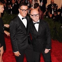 Sebelum itu, label ini juga sempat bermasalah karena iklan mereka. Saat mempromosikan #DGLovesNaples, mereka menampilkan busana mahal Dolce & Gabbana ke orang lokal Naples. Mereka digambarkan sebagai pekerja biasa atau pembuat pizza. Iklan tersebut dinilai merendahkan warga Naples. Foto: Jamie McCarthy/Getty Images