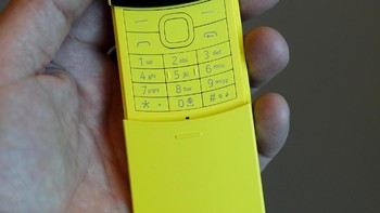 Nokia 8110 pertama kali dirilis pada 1996. Foto: Reuters