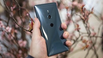 Untuk membedakan keduanya secara kasat mata, desain bagian belakang masing-masing smartphone dibuat berbeda di mana Xperia XZ2 memiliki kamera utama sedikit ke bagian tengah, di atas sensor pemindai sidik jari. Kemudian di atasnya tersemat lampu flash sebagai pencahayaan. (Foto: cnet)