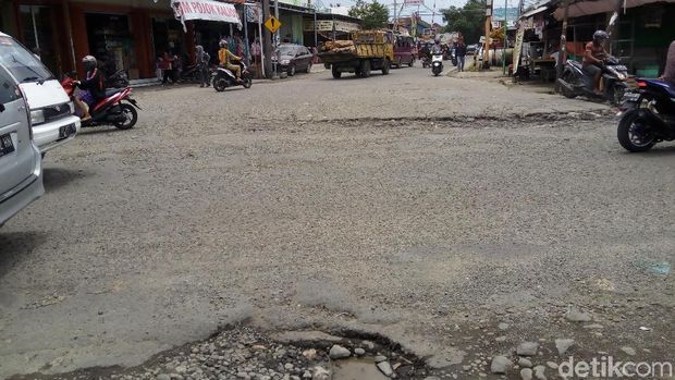 Parah! Seperti Ini Kondisi Lubang di Jalan Solo-Purwodadi