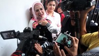 Fitria Sukaesih hanya tersenyum saat ditanya kedatangannya ke Direktorat Reserse Narkoba (Ditresnarkoba) Polda Metro Jaya.
