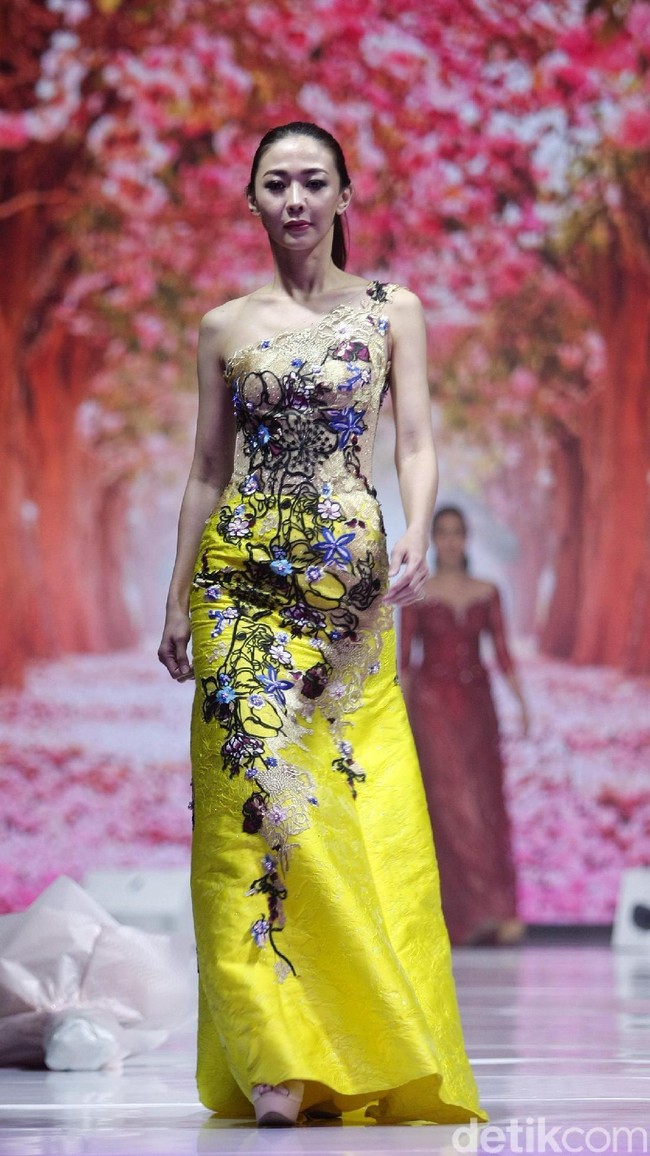Fashion show Misan Kopaka menampilkan koleksi busana yang bertemakan Mystical Spring Secret’ di Holiday Inn, Kemayoran, Jakarta, Jumat (23/2/2018). (Foto: Mohammad Abduh/Wolipop)