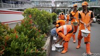 Separator jalan juga turut dicat ulang.