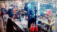 Ring juga sempat bejibaku dengan pelaku saat pelaku coba merebut senjatanya (Foto: Dok. Screenshot CCTV via ABC News)