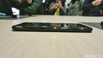 Keduanya hadir dengan storage 64 GB yang bisa ditambah dengan kartu micro SD. Galaxy S9+ juga punya baterai sedikit lebih besar, yaitu 3.500 mAh berbanding dengan 3.000 mAh di Galaxy S9. Foto: Rachmatunnisa/detikINET