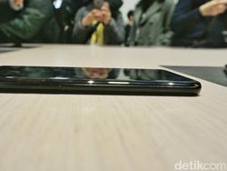 Menggenggam Galaxy S9 dan S9+ yang Menawan