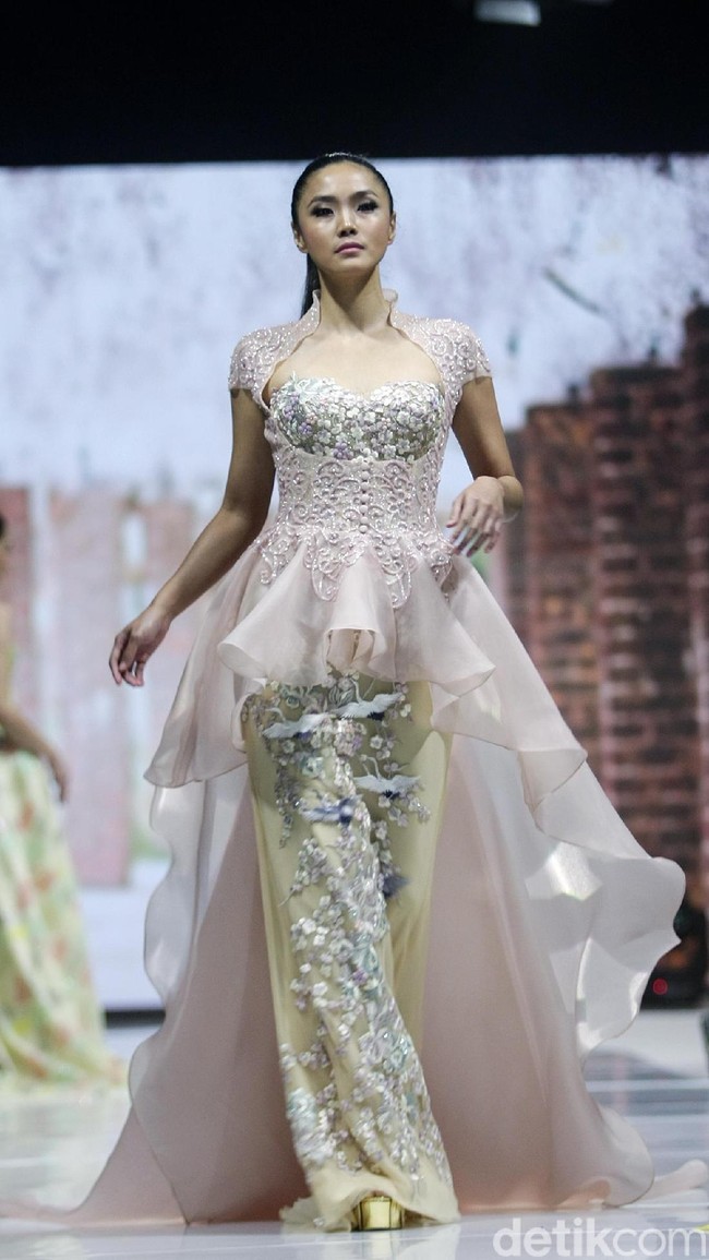 Fashion show Misan Kopaka menampilkan koleksi busana yang bertemakan Mystical Spring Secret’ di Holiday Inn, Kemayoran, Jakarta, Jumat (23/2/2018). (Foto: Mohammad Abduh/Wolipop)