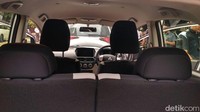 Penumpang dan pengemudi juga bisa menikmati perjalanan dengan mobil listrik ini.