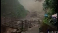 Salah satu lokasi yang memiliki misteri adalah kreteg pegat (jembatan putus) yang berada tepat di depan air terjunnya. (tangkapan gambar video warga)