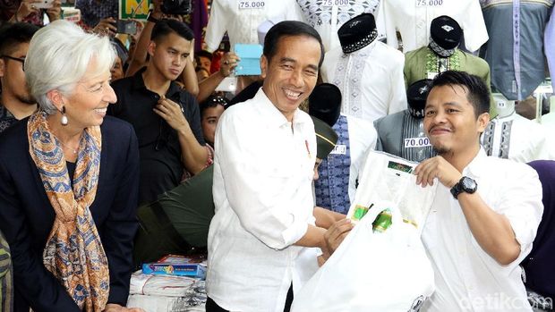Jokowi mengajak Lagarde blusukan ke Pasar Tanah Abang.