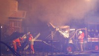 Foto-foto dan video yang diposting di media sosial menunjukkan sebuah gedung terbakar, dengan puing-puing berserakan di sekitarnya. (Foto: Dok. REUTERS/Darren Staples)