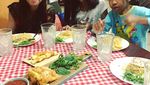 10 Momen Mesra Ariyo Wahab dan Istri Saat Makan Bareng Ini Bikin Baper!