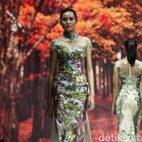 Fashion show Misan Kopaka menampilkan koleksi busana yang bertemakan Mystical Spring Secret’ di Holiday Inn, Kemayoran, Jakarta, Jumat (23/2/2018). (Foto: Mohammad Abduh/Wolipop)