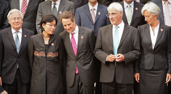 Bersama Sri Mulyani pada 2009 lalu di London, Inggris. Keduanya kompak berbusana hitam, tapi siapa yang paling memukau? (Foto: Getty Images)