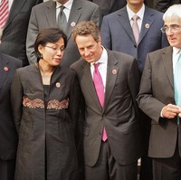 Bersama Sri Mulyani pada 2009 lalu di London, Inggris. Keduanya kompak berbusana hitam, tapi siapa yang paling memukau? (Foto: Getty Images)