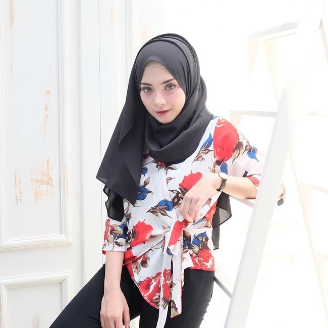 Dia sering tampil mengenakan pashmina berbahan sifon. Biasanya ia tampil tanpa banyak layering atau outerwear, cukup atasan dan bawahan saja. Penampilan simple seperti ini membuat kita beraktivitas dengan lebih leluasa. Foto: Instagram