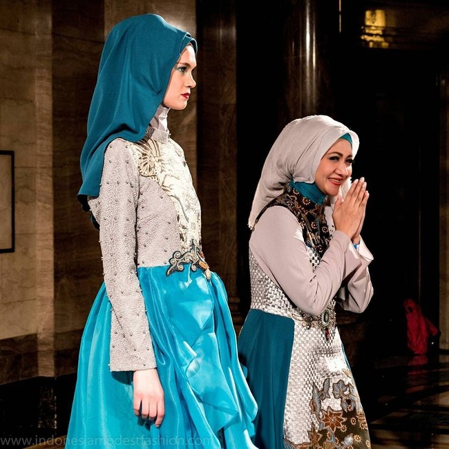 Lia Afif juga tampil di Fashion Scout London 2018. Ia membawa tema Dhandaka Turqa yang artinya puisi dan warna Turqoise. Koleksinya ini mengangkat kain batik Trenggalek yang terbuat dari warna alam. (Foto: Instagram)