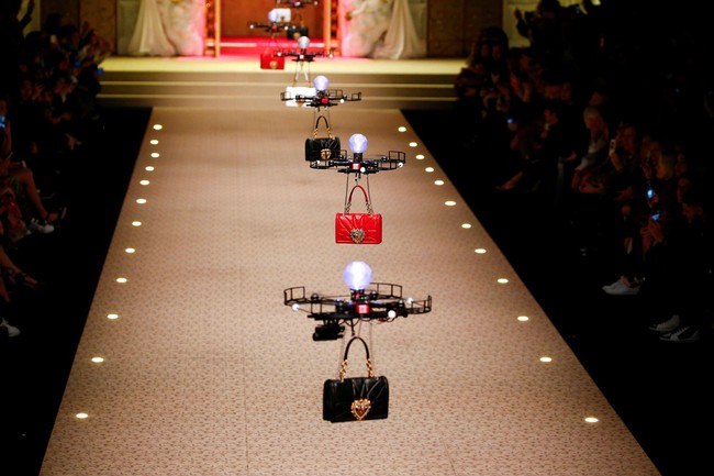 Namun kali ini, Dolce & Gabbanna membuka peragaannya dengan sesuatu yang berbeda. Bukan model yang menjadi pembuka, melainkan drone. (Foto: REUTERS/Tony Gentile)