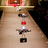 Namun kali ini, Dolce & Gabbanna membuka peragaannya dengan sesuatu yang berbeda. Bukan model yang menjadi pembuka, melainkan drone. (Foto: REUTERS/Tony Gentile)