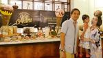 10 Pose Centil Ayu Dewi Bersama Nasi Goreng, Kopi hingga Cake!