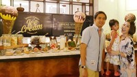 Ini dia pose bahagia Ayu Dewi, Regi Datau dan Aqilah di depan toko es krim di Dubai. Lewat foto ini, Ayu juga memberi kode ke suaminya agar diajak jalan-jalan lagi ke sana. Wah, bisa aja! Foto: Instagram mrsayudewi