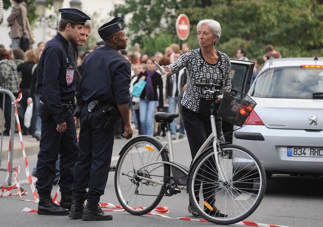 Christine Lagarde diketahui senang bersepeda ketika berada di kota asalnya, Paris, Perancis. Saat bersepeda pun, ia tetap terlihat modis. Tres chic! (Foto: Getty Images)