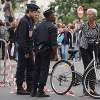 Christine Lagarde diketahui senang bersepeda ketika berada di kota asalnya, Paris, Perancis. Saat bersepeda pun, ia tetap terlihat modis. Tres chic! (Foto: Getty Images)