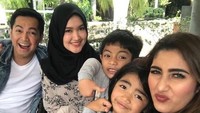 Ada pula Tommy Kurniawan yang mengunggah foto kebersamaan dirinya bersama mantan istri dan istri barunya. Foto: Dok. Instagram/tommykurniawann