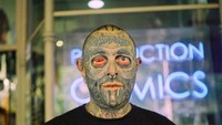 Namanya Tattboy Holden. Pria ini menjadi terkenal di kota asalnya, Adelaide karena kenekatannya menato sekujur tubuhnya. Bahkan Holden juga menato bola matanya. (Foto: Facebook/Tattboy Holden)