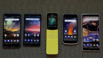 Nokia 8110 reborn diperbandingkan dengan smartphone Nokia lain yang dirilis di arena MWC 2018. Foto: Reuters