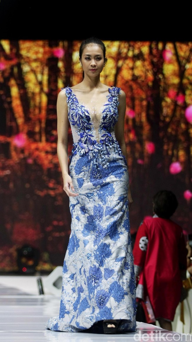 Fashion show Misan Kopaka menampilkan koleksi busana yang bertemakan Mystical Spring Secret’ di Holiday Inn, Kemayoran, Jakarta, Jumat (23/2/2018). (Foto: Mohammad Abduh/Wolipop)
