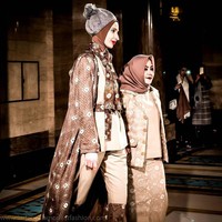 Ratu Anita Soviah juga tampil bersamaan dengan Tuty Adib dan Jeny Tjahjawati di Fashion Scout. Bertempat di Freemansons Hall 60 Great Quenn Street, Ia memamerkan kain jumputan Palembang yang didominasi warna pastel. (Foto: Instagram)