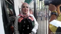 Seperti diketahui Tiga orang anak Elvy Sukaesih, Dhawiya, Syechans dan Ali Zaenal Abidin diciduk polisi di kediamannya di Cawang, Jakarta Timur.