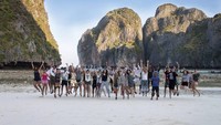 Maya Bay di Krabi Island menjadi salah satu destinasi primadona di Thailand. Tak sedikit turis yang datang ke sana untuk berlibur (_aligned_/Instagram)