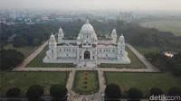 Seperti sedang plesir ke Inggris. Itu rasanya jika traveler mengunjungi Victoria Memorial Hall di Kolkata, India (Fuad Fariz/detikTravel)