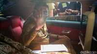 Tjahjo Kumolo melambaikan tangan dari dalam mobilnya sebelum meninggalkan gedung KPK.