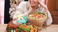 Soal makanan, presenter kondang ini doyan makanan tradisional Sunda. Ada ayam bakar, gorengan, lalapan sampai sambal terasi yang bikin ngiler. Foto: Instagram mrsayudewi