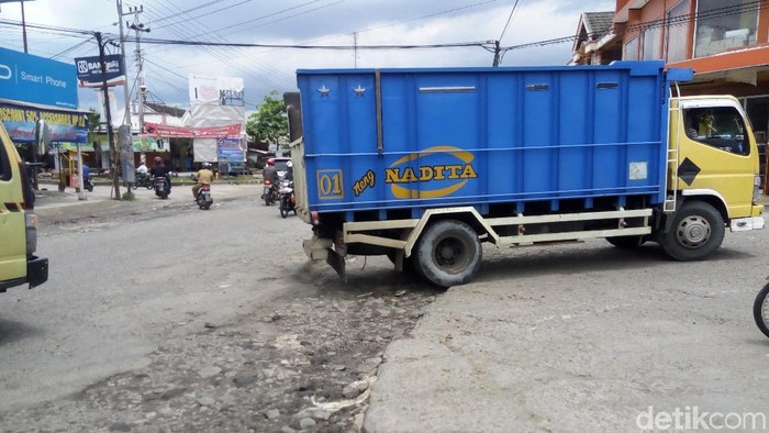 Parah! Seperti Ini Kondisi Lubang di Jalan Solo-Purwodadi