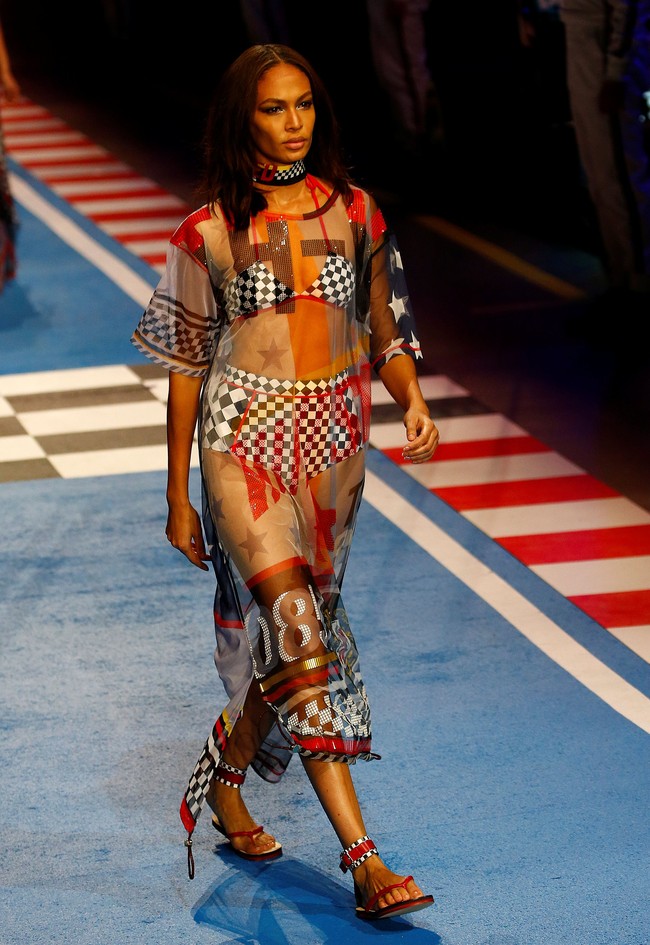 Tak melulu sporty, koleksi ini juga menghadirkan gaun transparan yang uniknya, tetap menampilkan motif dan logo khas Formula 1. Foto: Reuters