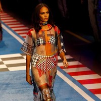 Tak melulu sporty, koleksi ini juga menghadirkan gaun transparan yang uniknya, tetap menampilkan motif dan logo khas Formula 1. Foto: Reuters