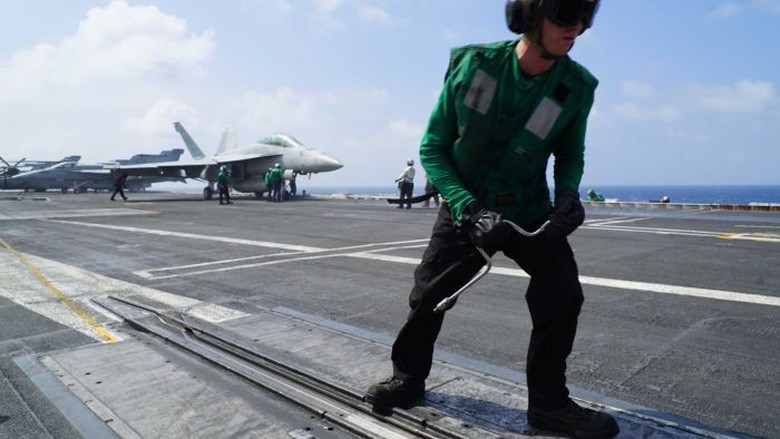 Abaikan China, Kapal Induk AS Carl Vinson Masuki Laut China Selatan Abaikan China, Kapal Induk AS Carl Vinson Masuki Laut China Selatan