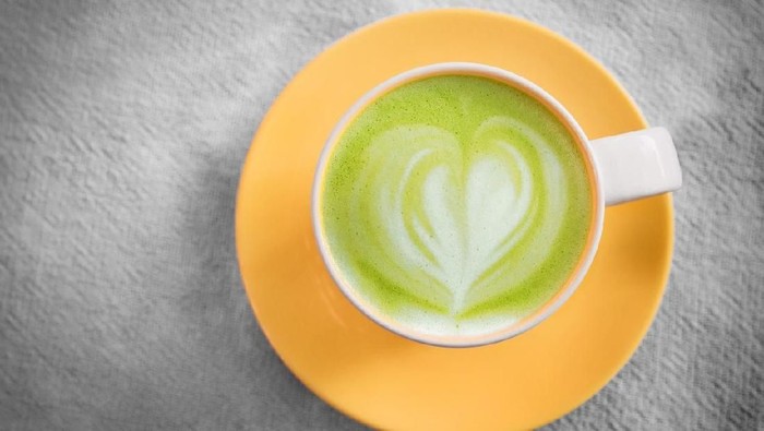 Homemade Iced Matcha Latte Tea with Milk