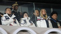 Ivanka berdiri di samping kiri istri Presiden Korsel Moon Jae-in. Presiden Moon sendiri berdiri di samping kanan istrinya. (Foto: Dok. REUTERS/Lucy Nicholson)