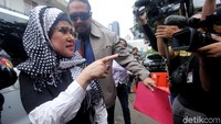 Dia tidak berkata-kata ketika wartawan mencecarnya dengan pertanyaan.