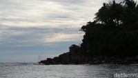 Para pengunjung dikenakan biaya Rp 20.000 per orangnya. Wisatawan akan diantar dengan menggunkan kapal dari Desa Jiko menuju Tanjung Silar. (Michelle de Jonker/detikTravel)