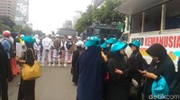 Mobil komando dari massa kontra Ahok menyerukan berbagai orasi.