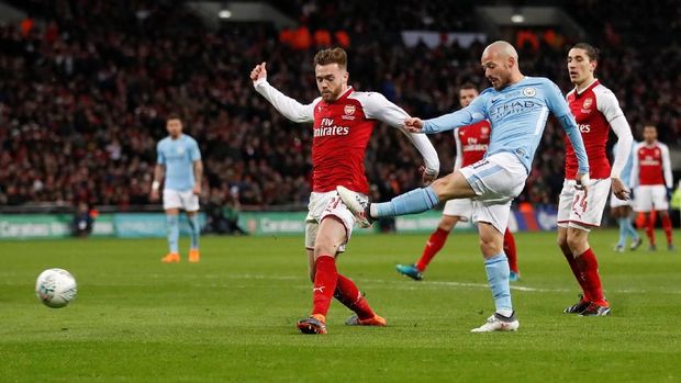 David Silva mencetak gol ketiga Manchester City saat mengalahkan Arsenal di final Piala Liga.