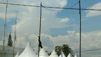 Menurut cerita masyarakat, sambung Ade, seni lais ini terinspirasi dari seorang pemanjat pohon kelapa bernama Laisan yang kerap membantu warga memetik buah kelapa. Sejak Laisan meninggal, leluhur masyarakat mengenangnya dengan lais yang saat ini menjadi kesenian. (Foto: Hakim Ghani/detikcom)
