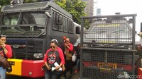 Foto: Sementara itu polisi bersiaga di depan gedung. (Wildan-detikcom)